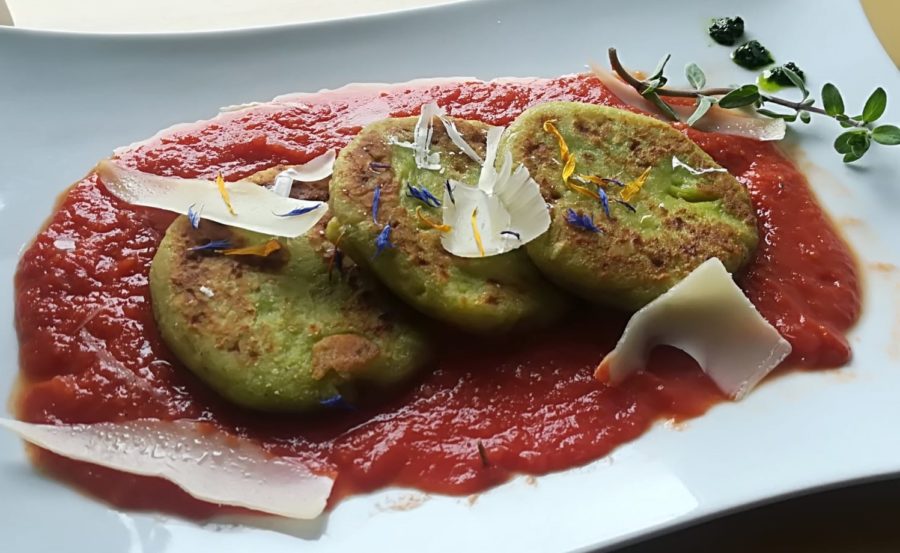 Bärlauch-Kartoffelpuffer auf Tomatensoße