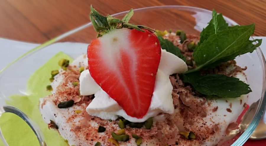 Sommertiramisu mit Zitronenmelisse